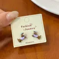 Orecchini a forma di bassotto con camicia a pois viola e cappello blu su cartoncino - Bassotto Maculato Cappello Blu