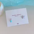 Orecchini a perno con stella marina e conchiglia sfumata blu su cartoncino espositivo - Stella Marina e Conchiglia Viola