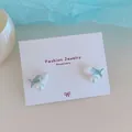 Orecchini a perno a forma di pesce blu stile oceano con perla bianca e smalto - Pesce Blu Perla
