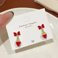 Kawaii Erdbeer-Ohrhänger mit roter Schleife und Gold-Finish auf Schmuckkarte - Kurzer Erdbeere Stil
