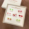 Set regalo da 7 paia di orecchini colorati da donna in una scatola settimanale - Stile Gatto Ciliegia Rossa (CK91)