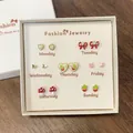 Set di 7 paia di orecchini a lobo settimanali con cuori e bacche su carta bianca - Stile Fungo Fragola (CK93)