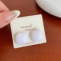 Pendientes de botón cuadrados geométricos en color lila con un acabado suave y brillante - Estilo Cuadrado (FKW5) / Estándar / Blanco