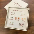 Set di 7 paia di orecchini a lobo con graziosi motivi di animali e fiori in box - Stile Orso Dudu (CK94)