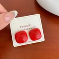 Glanzende rode vierkante geometrische oorknopjes op een witte sieradenkaart - Vierkante Stijl (FKW8) / Standaard / Rood