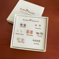 Set regalo 7 paia di orecchini a lobo settimanali in toni marroni con fiori e orsi - Stile Orso Che Beve (CK95)