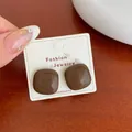 Pendientes geométricos cuadrados minimalistas en marrón chocolate con acabado brillante - Estilo Cuadrado (FKW9) / Estándar / Marrón