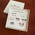 Set di 7 paia di orecchini carini con orsetti e fiocchi in una scatola regalo bianca - Stile Pois Marrone (CK97)