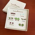 Set di 7 paia di orecchini a perno verdi e marroni in confezione regalo - Stile Albero Da Frutto Verde (CK100)