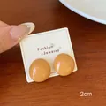 Minimalistische karamelbruine bolvormige oorknopjes van hars maat 2cm - Bonen Stijl (FKW12) / 2.0cm / Geel