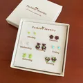 Set di sette paia di orecchini a lobo con stelle e orsetti in una confezione regalo - Stile Orso Che Abbraccia Verde (CK101)