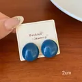 Donkerblauwe ronde oorknopjes van 2cm op een witte kaart voor mode-sieraden - Bonen Stijl (FKW13) / 2.0cm / Blauw