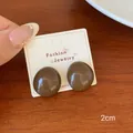 Gepolijste bruine vierkante geometrische oorknopjes met hoogglans afwerking in 2cm - Bonen Stijl (FKW14) / 2.0cm / Bruin