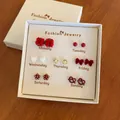 Set di sette paia di orecchini con fiocchi, cuori e motivi floreali in confezione - Stile Cerchio Quadri Rossi (CK103)