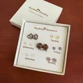 Set di 7 paia di orecchini a lobo dorati settimanali con forme a cuore e fiori in box - Stile Intrecciato Caffè (CK104)