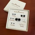 Set di 7 paia di orecchini a lobo con fiocco nero e disegni a cuore in confezione regalo - Stile Quadri Neri (CK105)