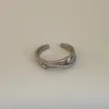 Detail eines silbernen doppellagigen Kreuzrings mit Zirkonia und Sternmotiven - Doppelschichtiges Kreuz-Zirkonia-Stil (Kuan 1 Ring)
