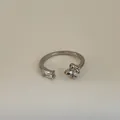 Detailansicht eines silbernen offenen Rings mit rechteckigem Zirkon und Metallelement - Luxuriöser Schleifen-Zirkonia-Stil (Kuan 2 Ring)