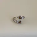 Detailansicht verstellbarer Ring mit braunen Tigerauge-Steinen und Zirkon-Akzenten - Vintage Tigerauge Doppelkopfwichet-Stil (Kuan 3 Ring)