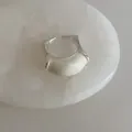 Détail macro d'une bague multicouche en argent de style français avec incrustation - Bague en émail blanc