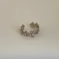 Detaillierte Makroansicht eines silbernen Blumenrings mit Zirkonia-Einlagen - Hohler Blumen-Offen-Stil (Kuan 4 Ring)
