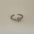 Makroaufnahme einer silbernen Lilie im Hohl-Design auf einem Vintage-Ring - Lilien-Hohl-Simpler Stil (Kuan 5 Ring)