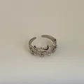 Detailaufnahme eines verstellbaren Silbersternrings mit kleinen Zirkonia-Stern-Akzenten - Doppelschichtiger Stern-Zirkonia-Offen-Stil (Kuan 6 Ring)