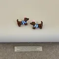 Détail de boucles d'oreilles teckel en résine marron avec vêtements rayés colorés - Boucles d'Oreilles Teckel