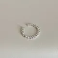 Bague d'oreille minimaliste argentée avec perles et finition métallique polie - Bague en Perles de Métal