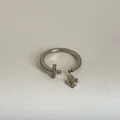 Silberner verstellbarer Ring mit Zirkon-Kreuz und Fleur-de-Lis-Anhänger im Retro-Stil - Kreuz-Lilien-Anhänger-Stil (Kuan 12 Ring)