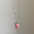 Detalle del colgante de fresa rosa con textura y cadena de plata con perlas - Estilo 7 Collar con Colgante de Fresa de Cadena Fina