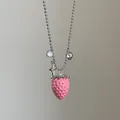 Detalle de un collar de cuentas plateadas con colgante de fresa rosa y dijes de estrella - Estilo 4 Collar de Cadena de Bolas con Múltiples Colgantes