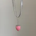 Detalle de collar de doble capa con colgante de fresa rosa y cadena de tenis de circonia - Estilo 3 Collar de Fresa de Doble Capa con Circonia