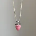 Detalle del colgante de fresa rosa con lazo de plata en collar de perlas blancas - Estilo 2 Collar de Fresa con Cadena de Perlas