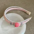 Detalle de diadema de satén rosa con perlas blancas y dije de fresa en 3D - Estilo 11 Diadema de Fresa de Satén y Perlas