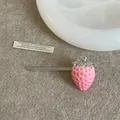 Detalle de pinza para el pelo de fresa rosa con acabado de resina texturizada y hoja de plata - Estilo 9 Pinza para el Cabello de Fresa Mate