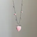 Nahaufnahme des rosa beflockten Erdbeeranhängers mit silberner Kugelkette und Strass - Stil 6 Halskette