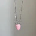 Detail der rosa beflockten Erdbeerkette mit silberner Kugelkette und Sternanhänger - Stil 4 Halskette