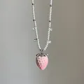 Detail der rosa beflockten Erdbeere an einer weißen Perlenkette mit silbernen Herzakzenten - Stil 3 Halskette