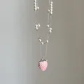 Detailansicht eines rosa beflockten Erdbeer-Anhängers mit Perlenimitat und Silberkette - Stil 2 Halskette