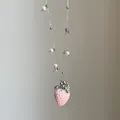 Nahaufnahme der rosa beflockten Erdbeer-Halskette mit weißen Perlen und Silberkette - Stil 1 Halskette