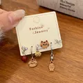 Süßes Kätzchen und Pfoten Ohrring Set mit braunen Streifen und Fischgräten Design auf Karte - Holzfisch Katze Ohrhaken (MMT11)