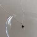 Primer plano de collar de plata vintage con piedra negra ovalada engastada en garras - Colgante de Zirconia Negra Ovalado / Estilo Colgante de Zirconia Negra - Dorado