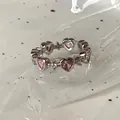 Dettaglio ravvicinato di zirconi rosa a forma di cuore su anello in argento vintage - Stile Cuore Banda Sottile / Placcatura in oro vero