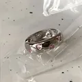 Vista macro di un anello a onda in argento lucido con zirconi rosa a forma di cuore - Stile Cuore Banda Larga / Placcatura in oro vero