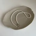 Détail du collier de perles de verre blanc avec fermoir argenté sur plateau - Taille 3 Plaqué Or
