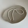 Détail d'un collier de perles blanches avec un fermoir rectangulaire argenté poli - Taille 4 Plaqué Or