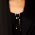 Λεπτομέρεια από επιχρυσωμένο κολιέ φίδι 18k με κομψό κόμπο και διπλό κρεμαστό με χάντρες - Ρυθμιζόμενο Κολιέ (86173)