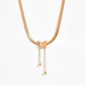 Goldene Schlangenkette mit mattiertem Schmetterling und feinen Perlen-Quasten - Schmetterling Quaste / Roségold