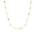 Goldene Gliederkette mit Blumenmotiven und kleinen Würfeln auf weißem Hintergrund - Hellgoldene Halskette (86500)